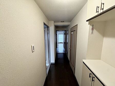 【玄関からの廊下部分】 玄関のドアを開けると視線がリビングの窓までまっすぐに抜けるため、実際の面積よりも空間が広く感じられ、風通しの良い空間です。