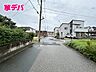 外観：前面道路は公道で、幅員約6ｍのゆとりある広さがあります。車同士のすれ違いや駐車時の切り返しもスムーズに行え、毎日の駐車やお出かけもらくらく。運転が苦手な方でもゆとりを持って出入りしやすい道路幅です。 