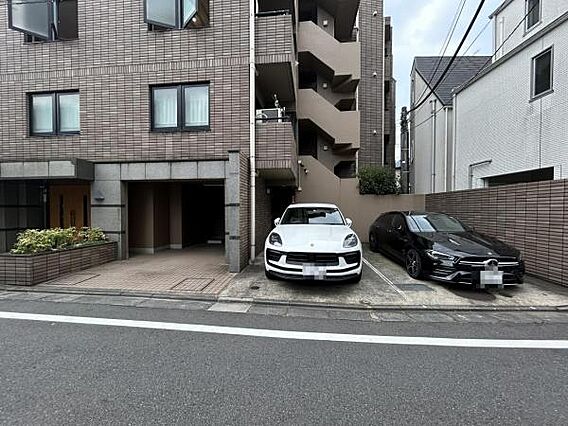 敷地内に駐車場...