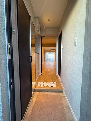 玄関横にシュー...