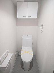 収納棚完備のトイレ ウォッシュレット付き♪
