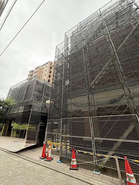 外観　大規模修繕工事中