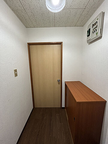 玄関。異なる場合は現況を優先します。