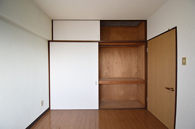 北側洋室収納。異なる場合は現況を優先します。