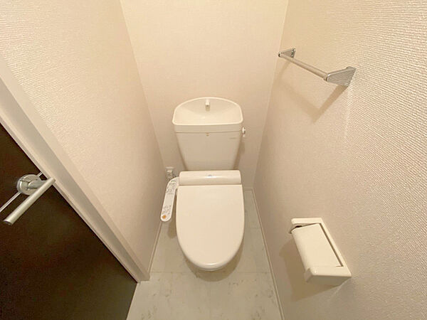 画像8:温水洗浄便座付きトイレです。