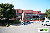 図書館「伊勢崎市図書館まで1085m」
