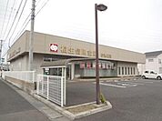銀行「桐生信用金庫伊勢崎南支店まで907m」