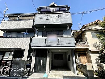 外観：地上3階建てのシックな外観のお家！