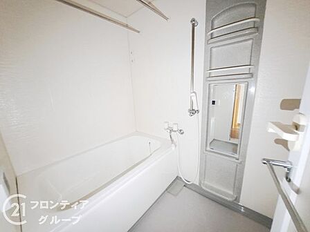 広々としたバスルームで、心地よいリラックスタイムを楽しめます。快適な空間で、日々の疲れを癒す贅沢な時間を提供します。