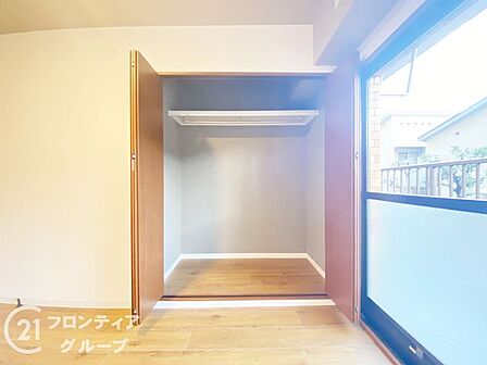 各居室に設けられた便利な収納スペースです。衣類や日用品をすっきりと整理整頓できるため、お部屋をより広々と快適に使えます。