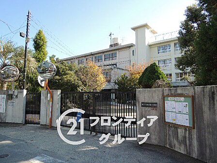 枚方市立枚方第二小学校まで徒歩6分(約480m)。低学年のお子様でも無理なく通える安心の距離感で、毎日の登下校も見守りやすく子育て世帯に嬉しい環境です。 430m