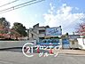 周辺：枚方市立さだ西小学校は徒歩12分の場所にあります　ほどよく離れた距離感は自立心を育むきっかけにもなりそうです　静かな住宅街を抜ける通学路でお子様も安心感があります 890m