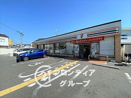 24時間営業のセブンイレブン枚方出口店が徒歩3分の距離にあります 深夜や早朝の急なお買い物にもすぐに対応できるため、忙しい共働き世帯にも便利な環境です 170m