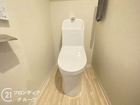 清潔感のある温水洗浄便座付きのトイレです。毎日使う場所だからこそ、シンプルで気持ちよく利用できる空間に仕上げています。