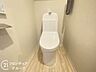 トイレ：清潔感のある温水洗浄便座付きのトイレです。毎日使う場所だからこそ、シンプルで気持ちよく利用できる空間に仕上げています。