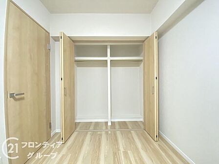 大きなお荷物やお洋服もスッキリ収納できるウォークインクローゼット。お部屋のスペースを広々と有効活用していただけます。