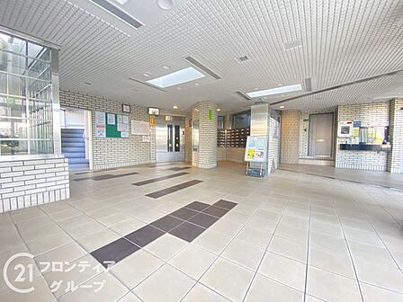 掃除が行き届いた清潔感のあるエントランスロビー。落ち着いた雰囲気で、マンション全体の管理体制の良さが伺えます。