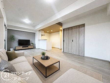 【家具設置イメージ画像】リビングは、シンプルでありながらもスタイリッシュなデザインです。快適な暮らしをサポートします。