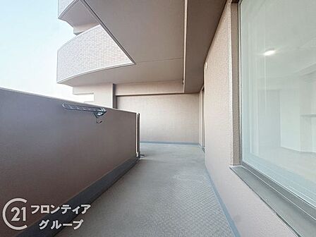 念願のマイホーム購入をお手伝いいたします開放的なバルコニーから眺める景色は、日々の暮らしに彩りを添えてくれますね！心地よい風に吹かれながら、都会の夜景を独り占めする贅沢な時間を過ごせそうです