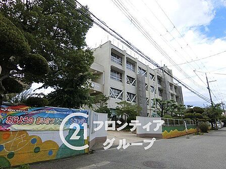 「寝屋川市立木屋小学校」までは徒歩約18分。落ち着いた周辺環境のなかでスクールライフを過ごすことができ、保護者の方にとっても安心感のある立地です。 1390m
