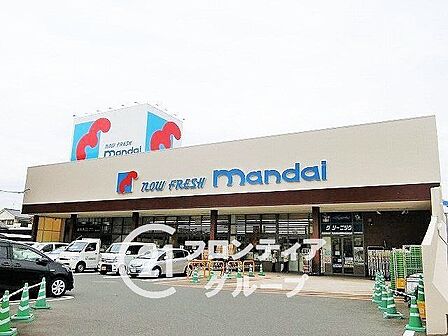 日用品や食料品のお買い物に便利なスーパー「万代香里西店」まで徒歩約9分。日々の買い出しもスムーズに行える距離で、近隣にあると大変重宝する嬉しいお買い物施設です。 680m