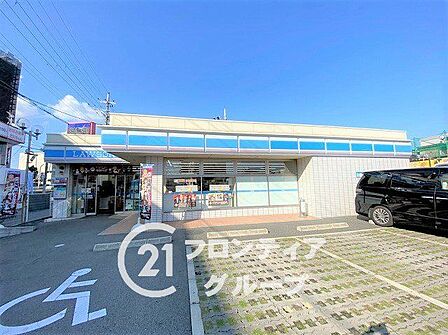 コンビニ「ローソン寝屋川川勝町店」まで徒歩圏内。24時間営業で急なお買い物や振込、ちょっとしたお夜食の調達にも頼れる存在です。 70m