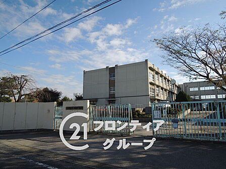 枚方市立招提北中学校 招提北中学校までは徒歩8分で、部活動で帰りが遅くなる日も安心感です。周辺は緑豊かな落ち着いた住宅街となっており、多感な時期のお子様が勉強やスポーツに全力で打ち込める環境です…