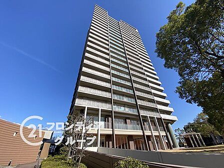 2026年6月にキッチン・浴室・トイレ・洗面所などをフルリフォーム済みのマンション。19階部分で眺望・陽当たり良好、南西向きLDKは約17帖の広々空間の3LDKです。
