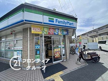 ファミリーマート枚方大橋店 徒歩11分。 840m