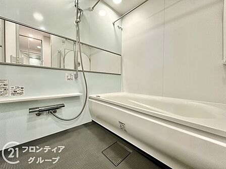 広々としたバスルームで、心地よいリラックスタイムを楽しめます。快適な空間で、日々の疲れを癒す贅沢な時間を提供します。