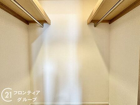 これだけ広々とした収納があれば、お気に入りの洋服も綺麗に並べられますね！お部屋が片付くことで、毎日をより晴れやかな気持ちで過ごせそうですね！