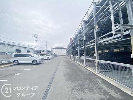 大切な愛車を風雨や直射日光から守り、防犯性にも優れた最新のパレット式駐車場です。ゆとりある車路が確保されているため、入出庫の際もストレスを感じることなく快適にドライブへと出発できます