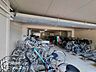 その他：屋根付きの駐輪場スペースを備えた共用部分です。大切な自転車を雨風から守ることができ、出し入れもしやすいよう整然と管理されています。