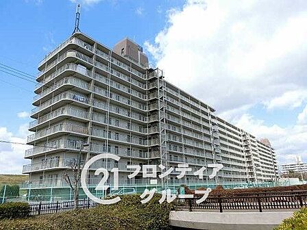 シンプルながらも存在感のあるマンション外観は、住む人を魅了し、日常に特別な時間をもたらします。