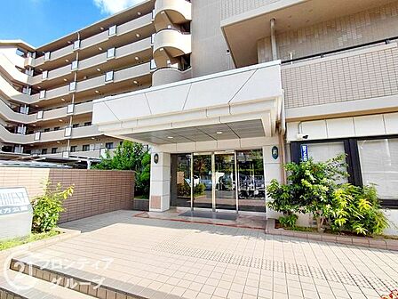 落ち着いた雰囲気のエントランスは、訪れる人に心安らぐ空間を提供し、温かく迎えてくれます!