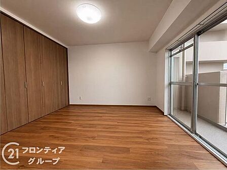 落ち着いた雰囲気の洋室です。クローゼットを備えており、衣類や小物をスッキリ収納して快適なお部屋作りができます。