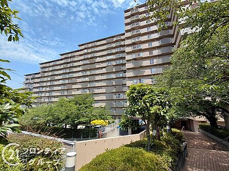 グリーンタウン香里ケ丘B棟の外観です。SRC造19階建ての大規模マンション。管理体制が整っており、住環境も良好です。