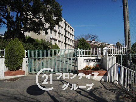 枚方市立第四中学校 中学校も徒歩圏内に位置しており、部活動や行事で帰りが遅くなる際も安心感があります。周辺は落ち着いた住宅街のため、集中して勉強に励むことができる静かな学習環境が整っています…
