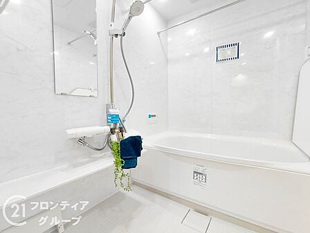 清潔感あふれるホワイトを基調としたバスルームが心身を優しく包み込みます 広々とした浴槽に身を委ねて一日の疲れをリセットし 自分だけの贅沢なリラックスタイムを過ごせます