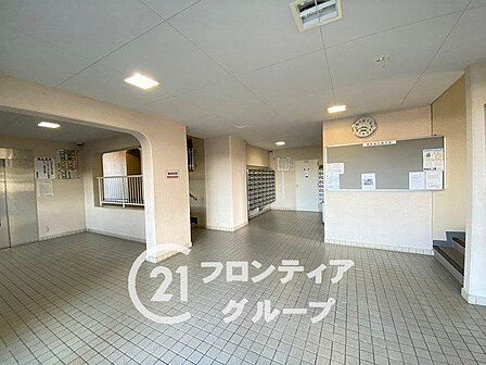 シンプルなロビーですが、住む人にとって居心地の良い空間を提供します