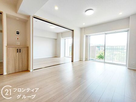 木目の温もりを感じるフローリングと白壁のコントラストがとても美しいですね!お気に入りの家具を配置して、家族や友人と笑顔で過ごす理想の暮らしがここから始まると思うと、ワクワクしますね!