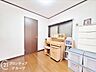 子供部屋：使い勝手の良い独立洗面化粧台を備えた清潔感のある洗面室です。朝の身支度がスムーズに行えるシャンプードレッサー仕様となっており、洗髪や手洗いも快適。室内洗濯機置場も併設されており家事動線もスムーズです。