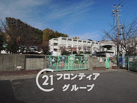 枚方市立さだ東小学校 徒歩11分。 880m