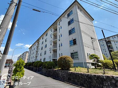 洗練された美しさが漂う白亜の邸宅は、住まう方の品格を物語る佇まいです。青空に映えるその姿は、帰宅するたびに誇らしさを感じさせてくれることでしょう