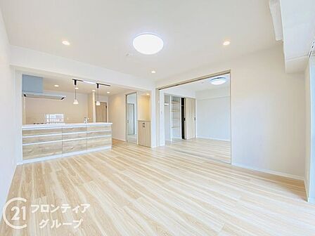 明るい色調のフローリングが空間を広く見せてくれる、開放感たっぷりのリビングです。バルコニーからの陽光がお部屋の隅々まで届き、家族団らんの時間を優しく彩ります。