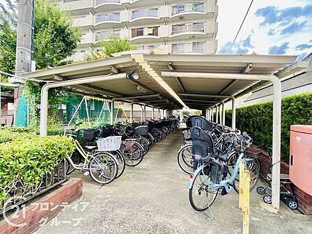 余裕を持ったスペースが確保されているので、出し入れもスムーズで快適ですね！屋根付きで汚れや劣化も防げるので、お気に入りの自転車を長く綺麗に保てるのが嬉しいポイントですね！