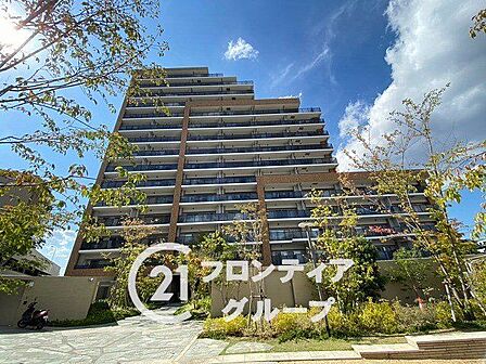 青空に映えるスタイリッシュなフォルムが街の新たなランドマークとして存在感を放ち、洗練されたデザインの外観を見上げるたびに、ここでの暮らしへの誇りと悦びが静かに満ちていくのを感じることができます