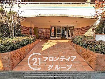 格式高いアーチ状の意匠が住まう方を温かく迎え入れる気品ある入り口です。細部にまでこだわり抜かれた上質な素材使いが、プライベート空間への期待感を高める優雅なプロローグを演出しています