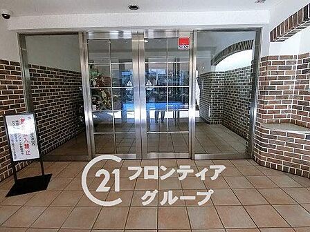 透明感のあるガラス扉の向こうには、清掃が行き届いた清潔感溢れる空間が広がっています。管理の良さが伺える美しいロビーは、日々の安心感と住み心地の良さを静かに物語っています
