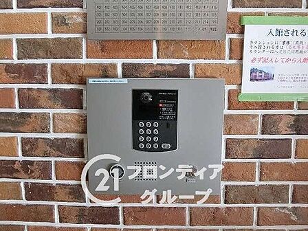 建物内の安全を見守るセキュリティ設備が、住まう方のプライバシーをしっかりと守ります。レンガ調の壁面に整然と配置された設備は、機能性と美しさを兼ね備えた頼もしい存在です